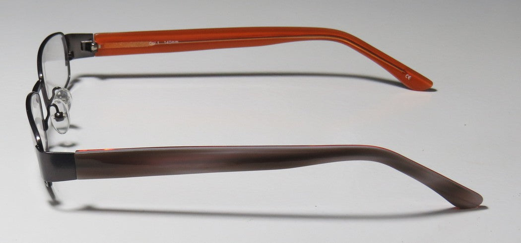 Color_dark brown / gray horn