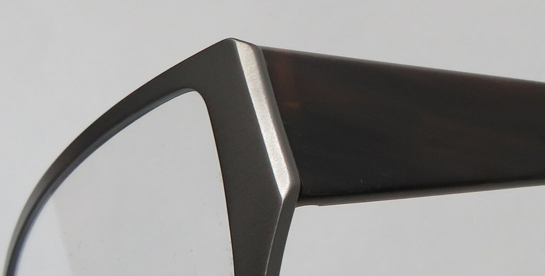 Color_titan horn