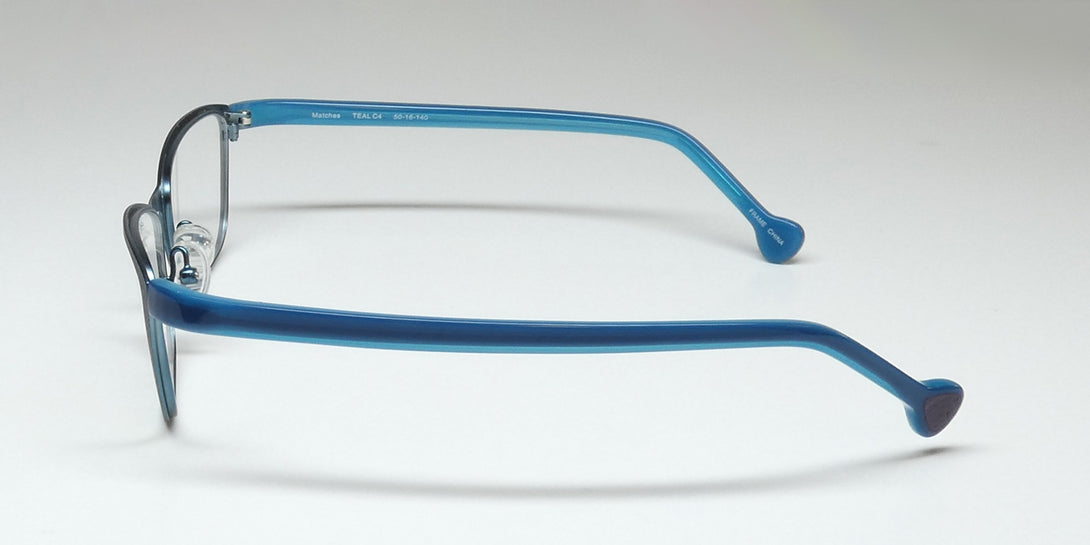 Lisa Loeb Matches Eyeglasses